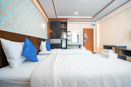 Ban Bang Phli Yai蓝天机场酒店的酒店客房带两张床和厨房