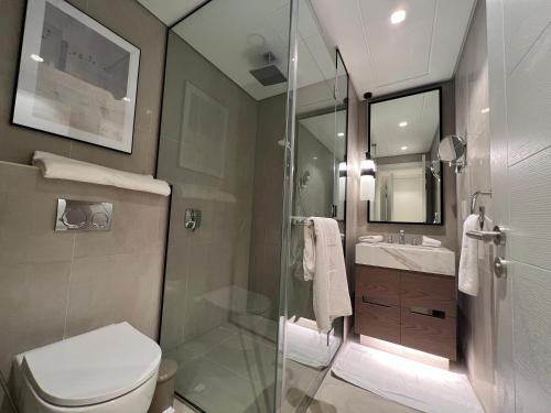富查伊拉Address Beach Resort Residence Fujairah的带淋浴、卫生间和盥洗盆的浴室