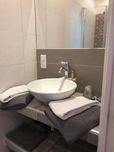 弗纳斯屈厄马萨拉西甲列尔住宿加早餐旅馆的浴室设有白色水槽和镜子