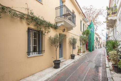 雅典Athenian Niche in Plaka Villa by Athenian Homes的两座建筑之间的小巷里一条空的街道