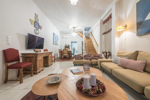 雅典Athenian Niche in Plaka Villa by Athenian Homes的客厅配有沙发和桌子