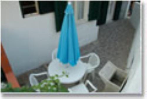卡波利韦里Hotel Villa Miramare的蓝伞餐厅的一种腿型