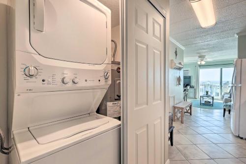 大洋城End-Unit Ocean City Condo with Panoramic Views!的厨房里配有白色的洗衣机和烘干机