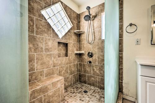 圣巴巴拉Santa Barbara Home with Private Outdoor Pool!的带淋浴的浴室和玻璃门