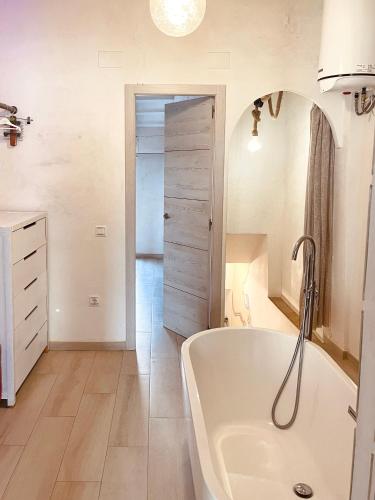 代尔特布雷El Nido: Una casita de ensueño的白色的浴室设有浴缸和水槽。