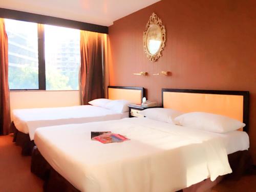 香港最佳盛品酒店尖沙咀（贝斯特韦斯特酒店）的酒店客房,设有两张床和镜子