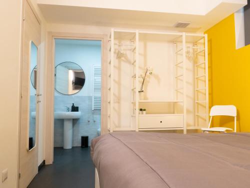 米兰Blocco Sauli的一间卧室配有床、水槽和镜子