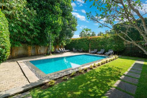 康提丁香别墅酒店的一座房子的院子内的游泳池