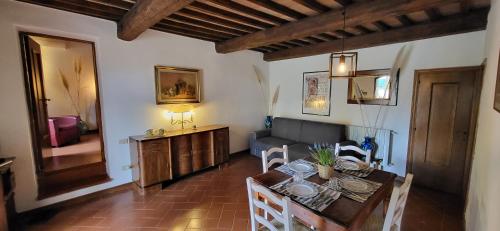 卡索莱德尔萨Tenuta Colombaio的客厅配有桌子和沙发