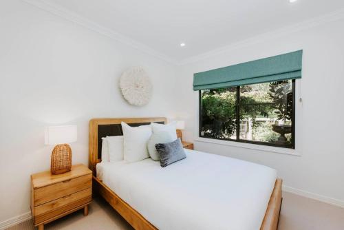 马奇Ballantyne at Bombira - An Indulgent Country Escape的卧室配有白色的床和窗户。