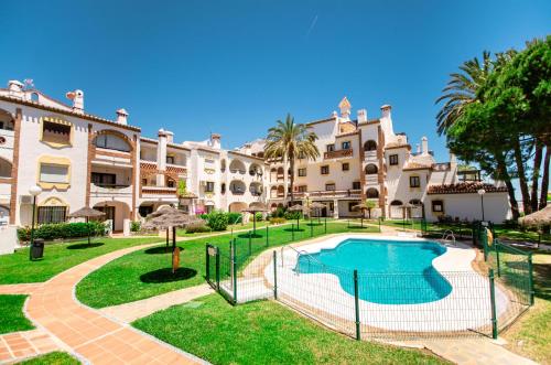 Calahonda apartments - Los Jarales内部或周边的泳池