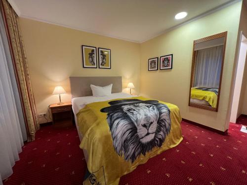 布伦瑞克Das Seela Braunschweig的酒店客房,配有一张带狮子的床铺