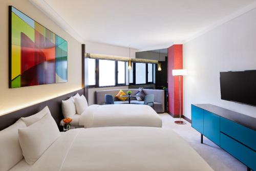 香港香港太子酒店的酒店客房设有两张床和一台平面电视。