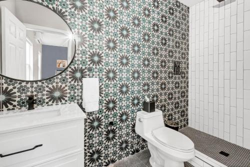 维斯塔Single Bedroom - Queen Size. Heart of Downtown Vista的浴室设有白色的卫生间和镜子