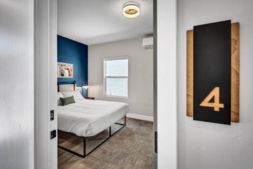 维斯塔Single Bedroom - Queen Size. Heart of Downtown Vista的一间卧室配有一张床和蓝色的墙