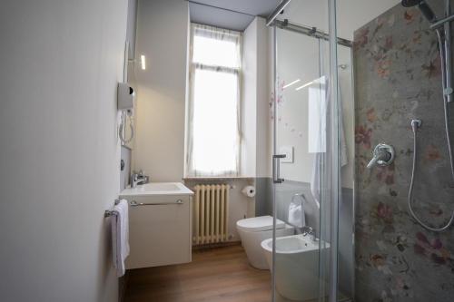 塞斯托卡伦德[Dalia Suite] Leonardo Academy, MXP & Lakes的浴室配有卫生间、盥洗盆和淋浴。