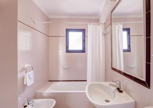 米乔尔海滩Insotel Club Maryland的白色的浴室设有浴缸、水槽和镜子