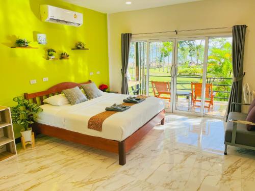 阁遥岛Rimlay Bay View的一间卧室设有一张黄色墙壁的床和一个阳台