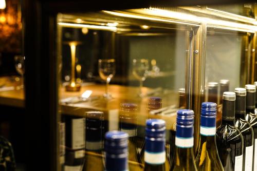 贝图瑟科伊德古易迪尔酒店的柜台上放着一束葡萄酒