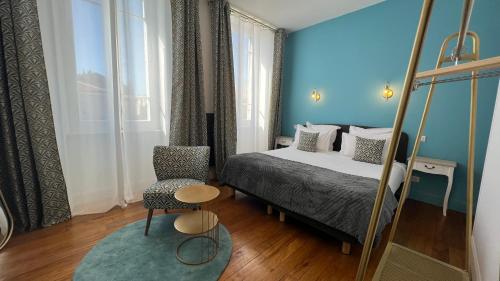 圣吉隆Jardin Bleu - Chambres d'hôtes的一间卧室配有一张床、一把椅子和镜子