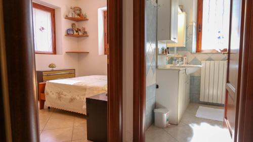奥列纳Casa Pia的小房间设有床和水槽