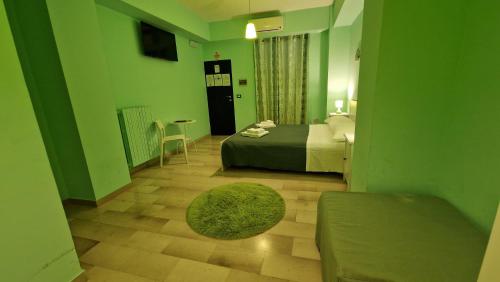 巴里巴里维奇亚迪莫拉住宿加早餐旅馆的绿色的客房配有床和桌子