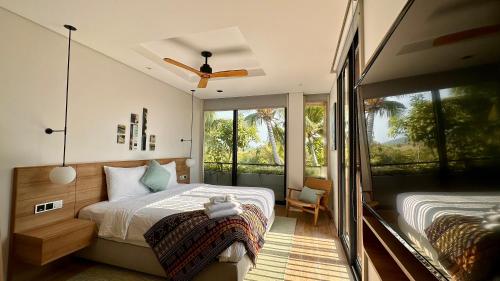 富国West Phu Quoc Charm 3BR private pool villa的一间卧室设有一张床和一个大窗户
