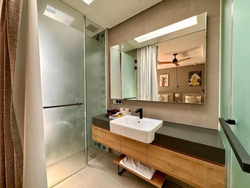富国West Phu Quoc Charm 3BR private pool villa的一间带水槽和镜子的浴室