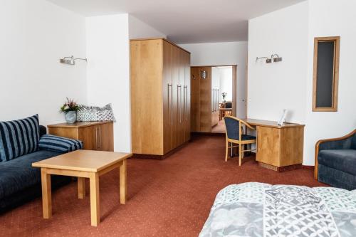 施泰格斯巴赫Landhotel Stegersbach的客厅配有沙发和桌子