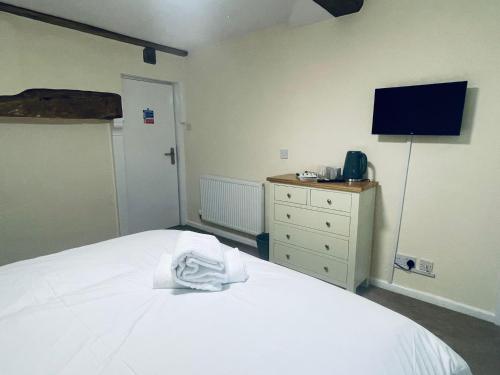 图克斯伯里The Royal Oak的卧室配有白色的床和电视