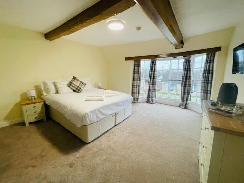 图克斯伯里The Royal Oak的一间卧室设有一张床和一个大窗户