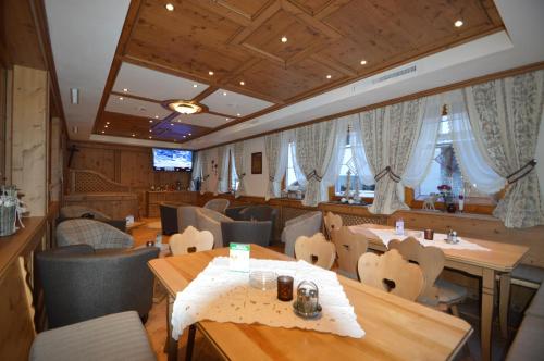 伊施格尔Hotel Central的用餐室设有桌椅和窗户。