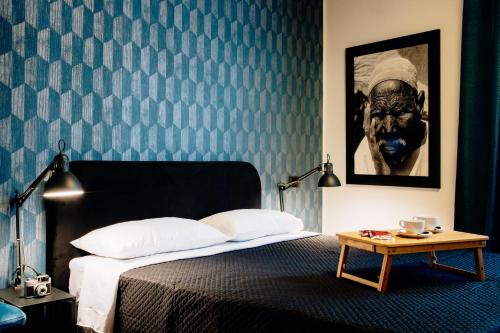 卡瓦德蒂雷尼The Lovers Suite的一间卧室配有一张蓝色墙壁的床