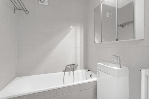 雷克雅未克Cozy and Quiet 2BR Apartment的白色的浴室设有浴缸和水槽。
