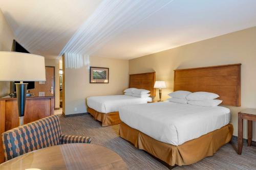 胡德里弗胡德里弗贝斯特韦斯特Plus酒店的酒店客房设有两张床和一张桌子。
