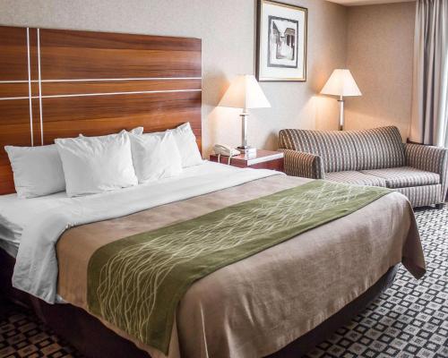 克拉里恩Quality Inn的酒店客房带一张大床和一把椅子