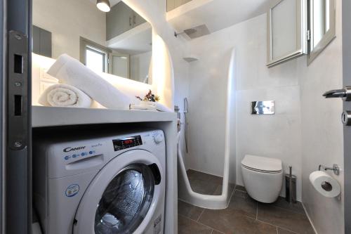 SifnosDroufakos’ home, Lux seafront apartment w. View的一间带洗衣机和卫生间的浴室