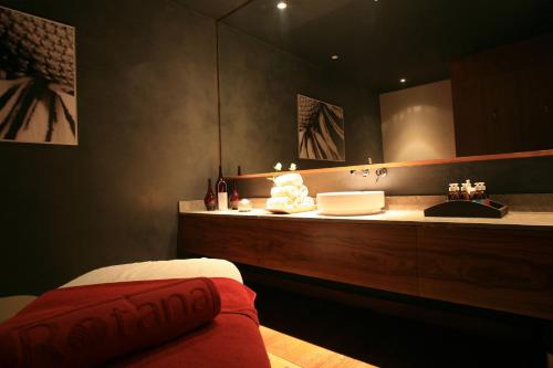 阿布扎比亚斯岛罗塔纳酒店的一间浴室