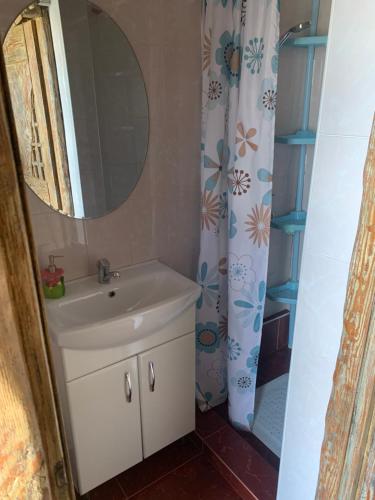 Popas Regal的一间带水槽和镜子的浴室