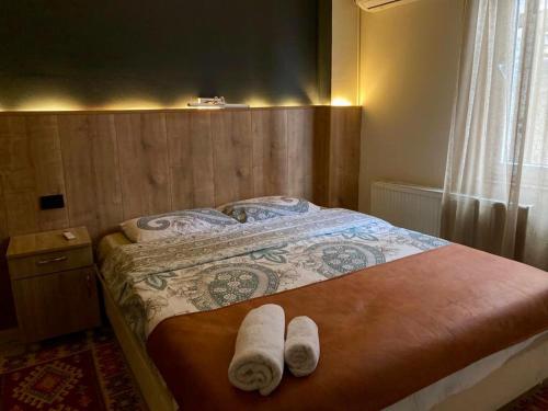 普里什蒂纳Hotel Lido的一间卧室配有带毛巾的床