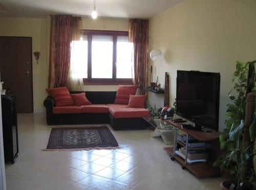 ElmasSweet Sardinia Apartment R2968的客厅配有红色沙发和电视