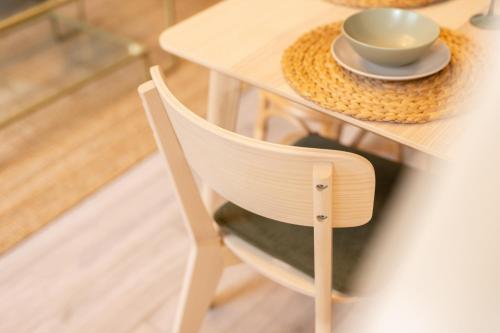 利兹Peaceful Returns - 2 Bed House Near Roundhay Park的木桌,木椅和杯子