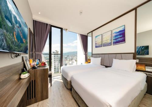 芽庄Ivy Hotel Nha Trang的酒店客房设有两张床和大窗户。