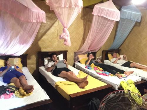 锡吉里亚Tree house Hostel Sigiriya的一群人躺在房间里的床上