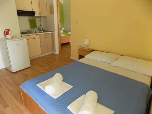 帕格Apartments Galeb Pag - Beach的一间设有床铺的房间,上面有两条毛巾