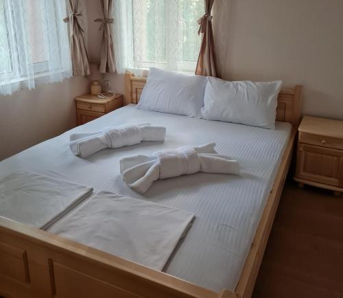 巴塔克Вила Вайлин的一张带白色床单的床和两个枕头