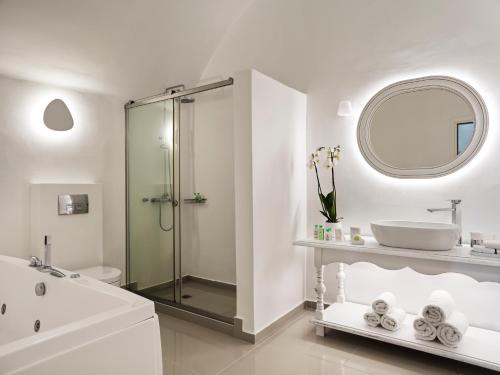 伊亚Katikies Santorini - The Leading Hotels Of The World的带淋浴和盥洗盆的白色浴室