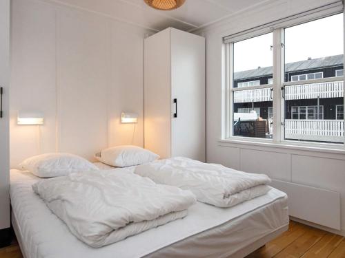 埃贝尔托夫特Holiday home Ebeltoft CCXVII的一间白色卧室,配有两张床和窗户
