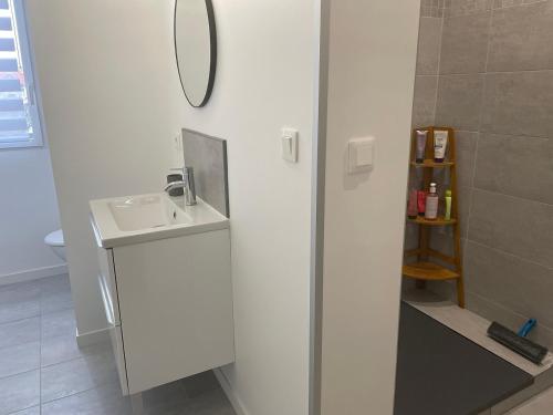 阿卡雄T2 stylé/calme et confortable的白色的浴室设有水槽和镜子