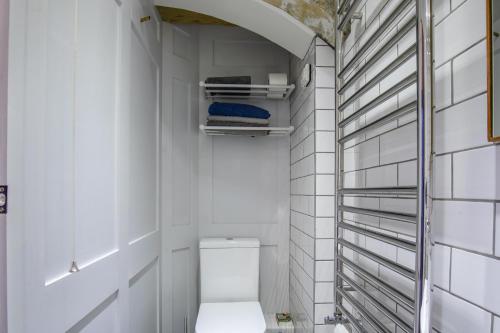 巴斯Walcot Apartment的白色瓷砖墙内带卫生间的浴室